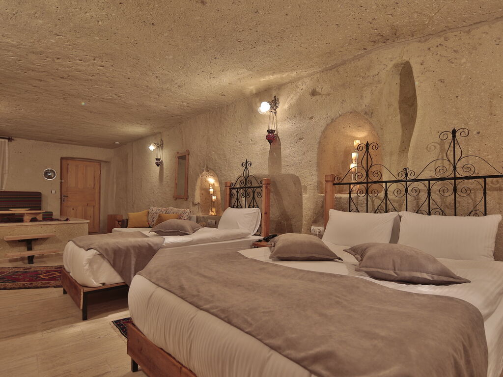  FOSIL CAVE HOTEL