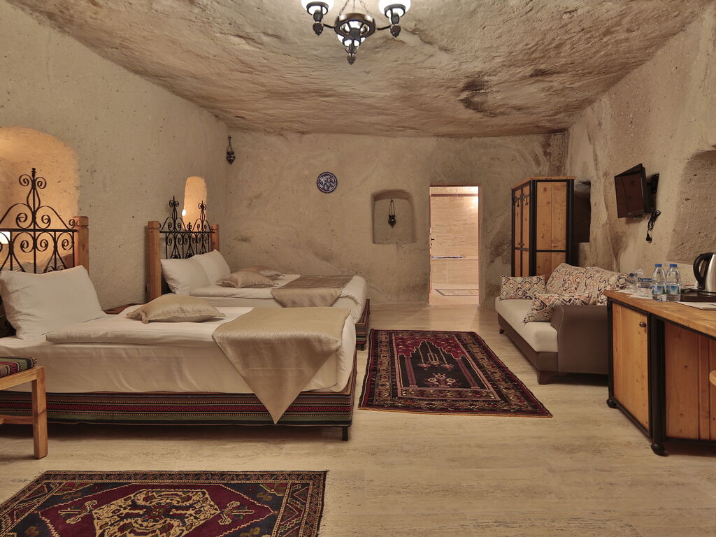  FOSIL CAVE HOTEL