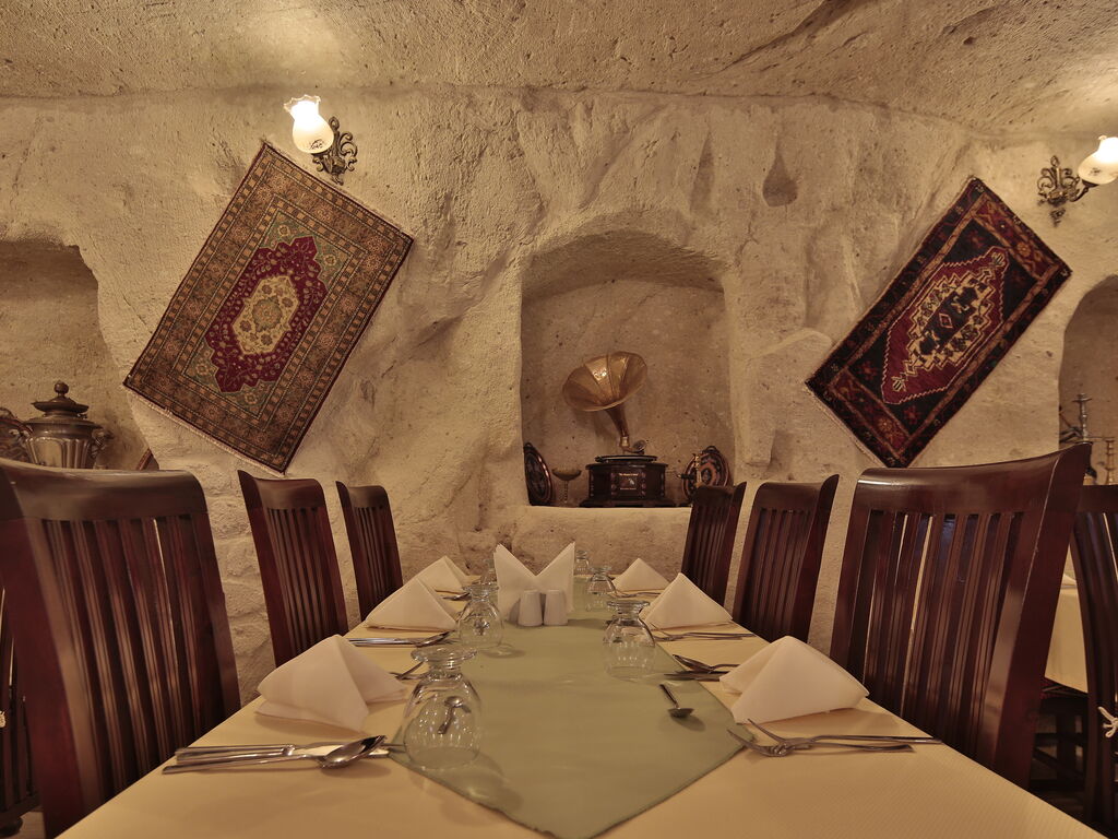  FOSIL CAVE HOTEL